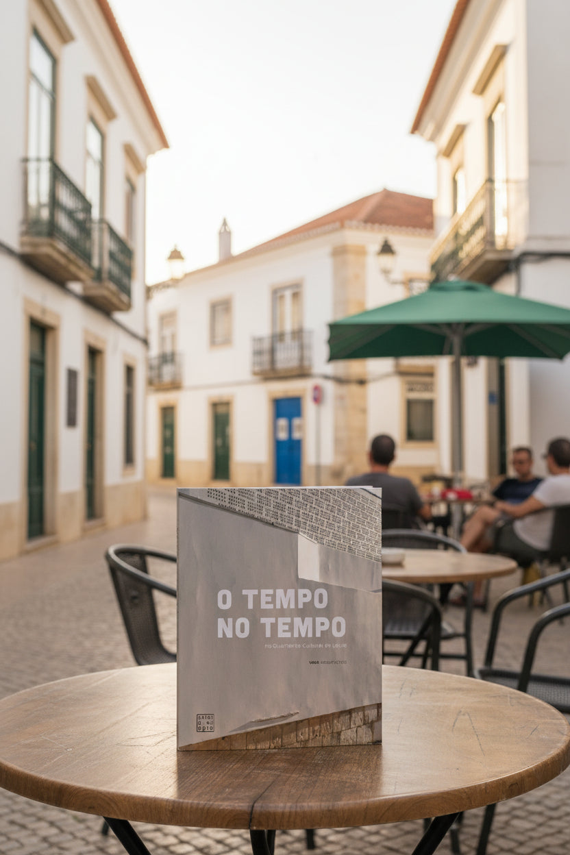 Mockup do livro O Tempo no Tempo dedicado à recuperação patrimonial e regeneração urbana em Loulé