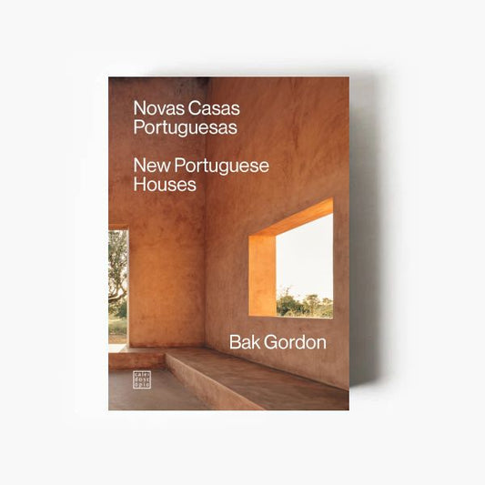 Sete casas, sete lições de arquitetura. Descubra o livro de Ricardo Bak Gordon sobre a essência do habitar contemporâneo em Portugal. Já disponível na nossa loja online.